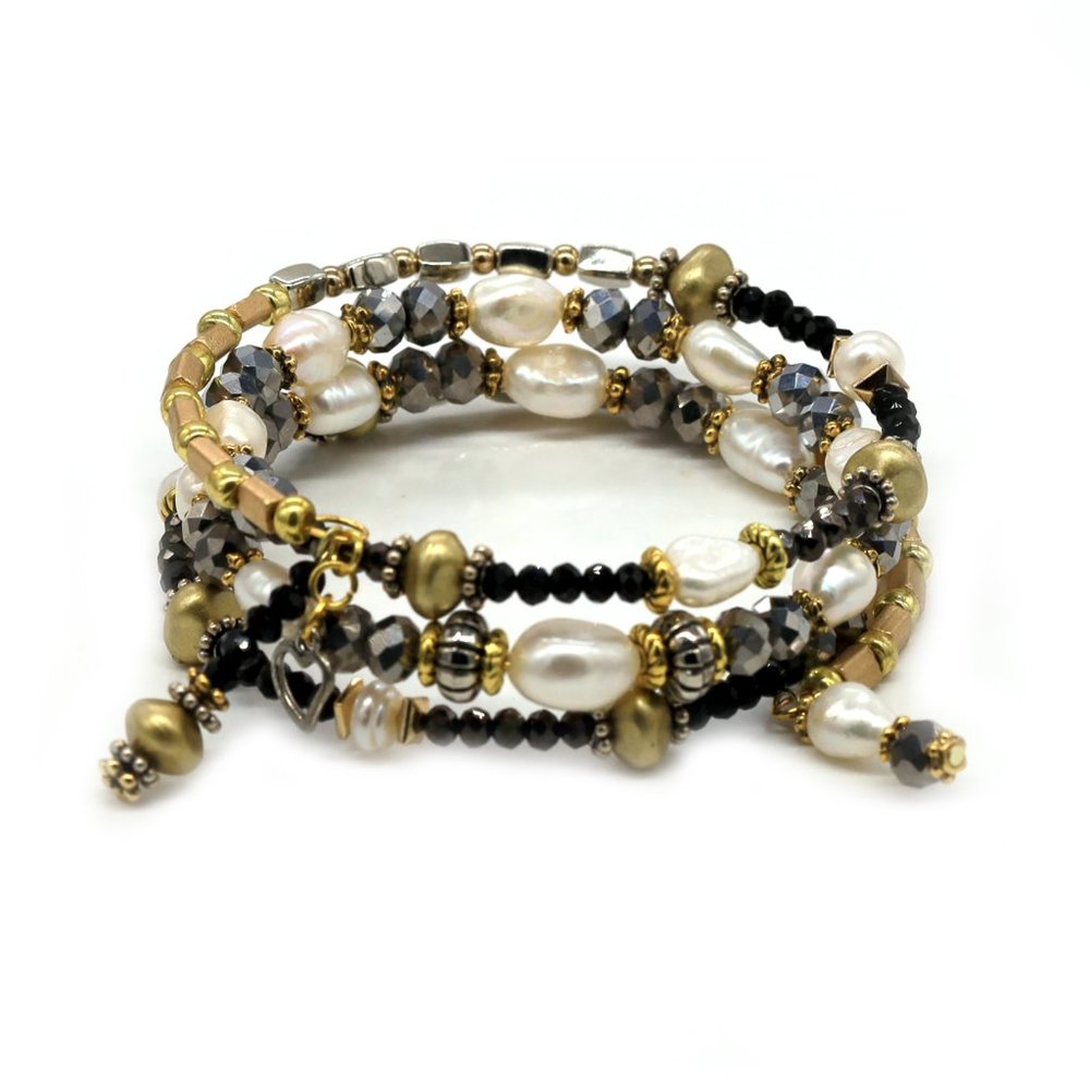 Bracelet with fresh water pearls and black and gold beads. - Picture 2 of 4